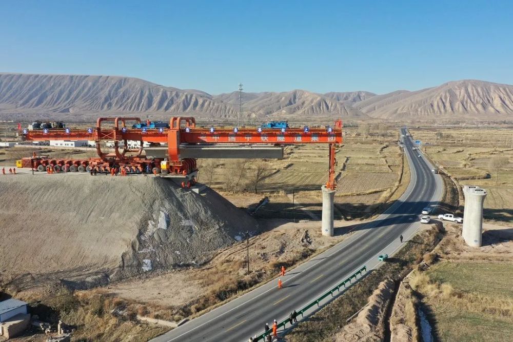 兰张三四线铁路兰州武威段四标首榀箱梁成功架设