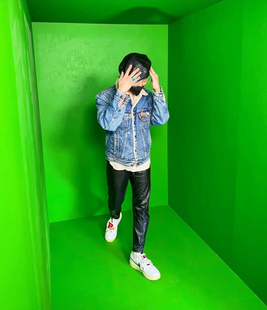权志龙罕见露面穿牛仔外套戴项链好娘现场模仿自己舞步太俏皮