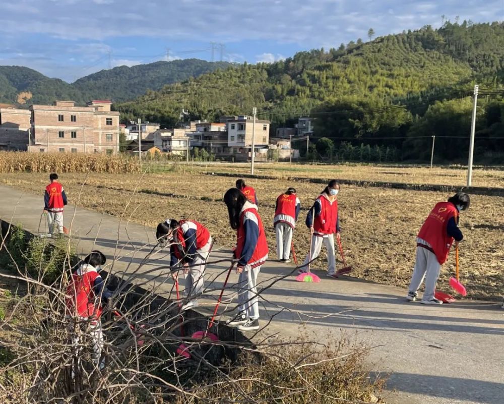 懷集全動員詩洞鎮村幹部帶領學生群眾一起對道路周邊草叢屋旁的雜草