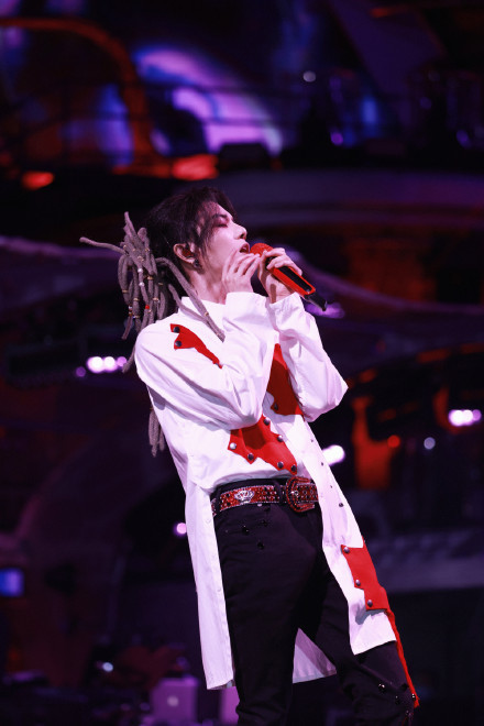 华晨宇演唱会一袭挑染长发惊艳亮相,妥妥的摇滚青年范_腾讯新闻