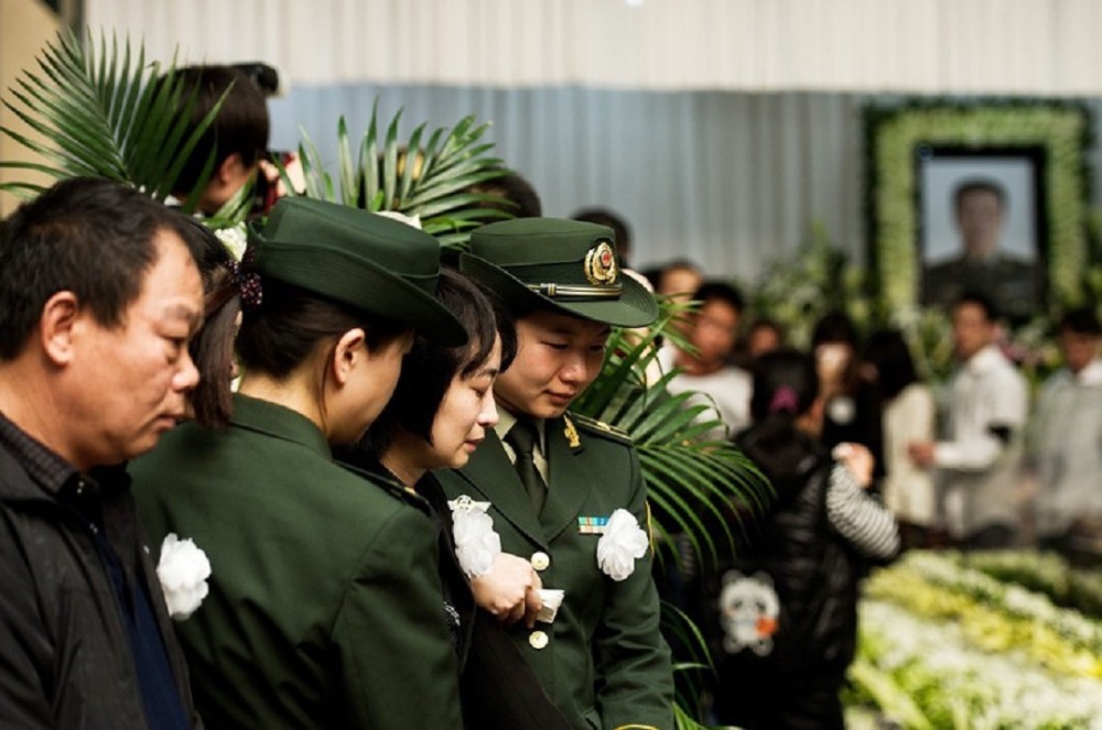 2013年武警战士牺牲其31岁妻子被特招入伍现在如何了