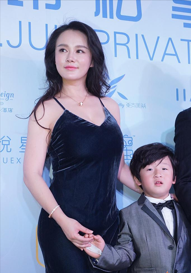 冉莹颖前凸后翘大秀蚂蚁腰辣妈的别样的人生太精彩