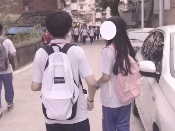 中学生早恋现象频发,校长提醒女同学,别被低成本付出所感动