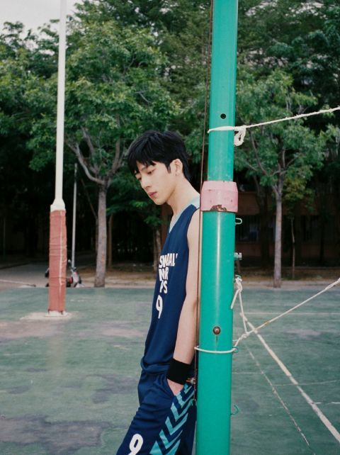 井柏然操场篮球大片释出眼神青涩少年感十足