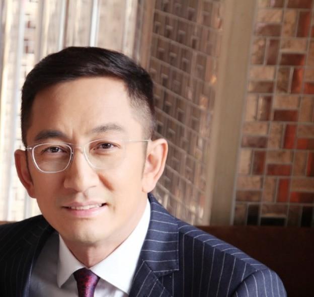 港星吴启华游天安门未戴口罩,遭网友隔空喊话,57岁仍孤身一人