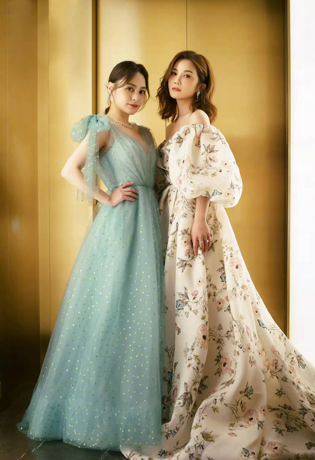 twins俩人合体比美,同穿连衣裙轻柔纯净,姐妹花感情真好