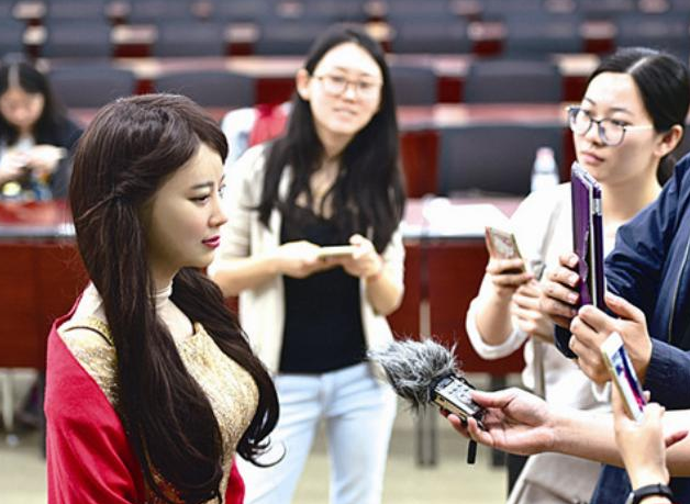 中国成功研制美女机器人,五官精致功能完善,未来会取代人类吗?