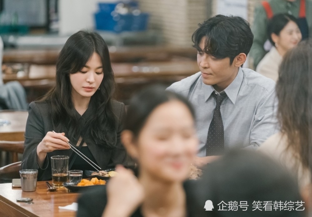 正在分手中 宋慧乔张基龙 深情的眼神和微笑被捕捉到 腾讯新闻