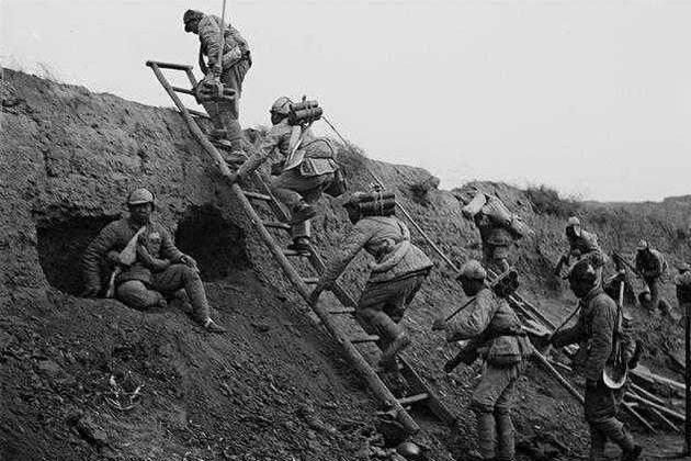 1964年倪家营冒着风险搜寻遗骨小心翼翼捧回118个遗骨