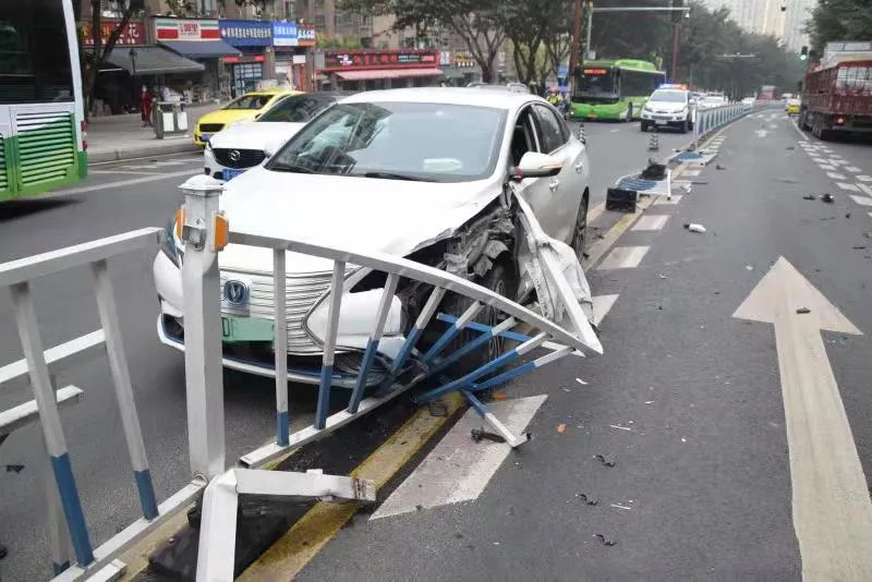 重庆一网约车司机开车打瞌睡,撞飞15米护栏