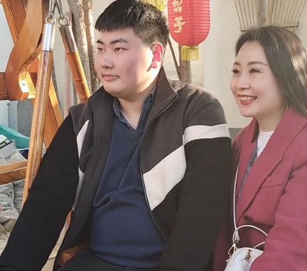 朱单伟没空见陈亚男,却跑去跟美女约会?网友直呼有夫妻相