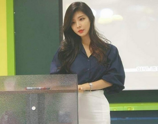 安徽一大学老师走红,颜值和穿衣风格像港剧女神,很受学生欢迎