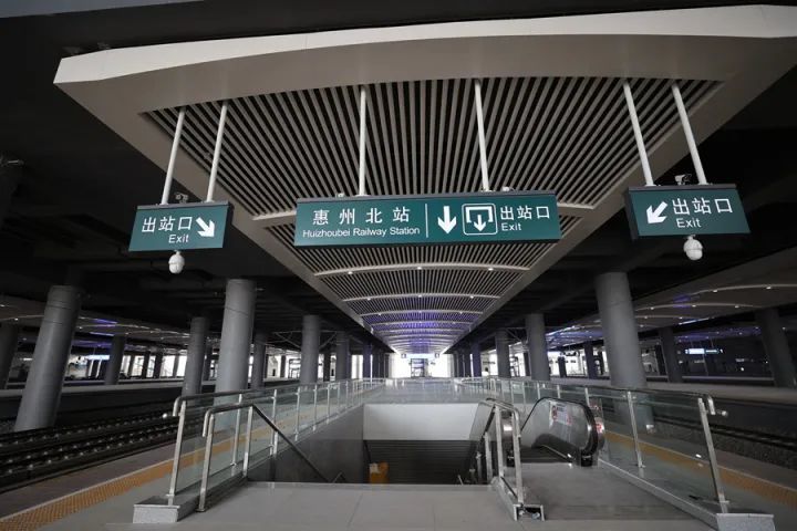 站台出入口."惠州北站综合交通枢纽配套(二期)工程项目已全面完工.
