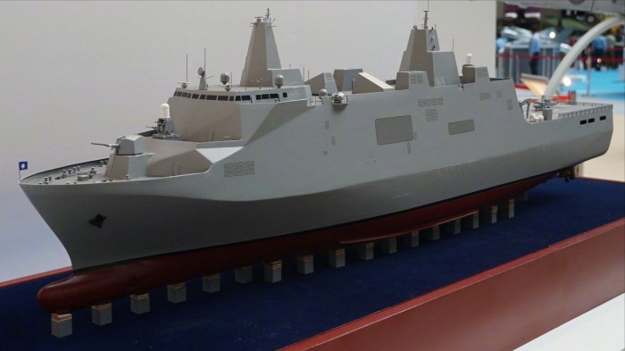 美女主持人秀大长腿背景竟是最新军舰舰名取自日本偷袭珍珠港