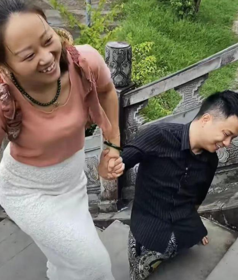 连体夫妇走红后无腿丈夫另寻新欢独臂妻子一人抚养女儿