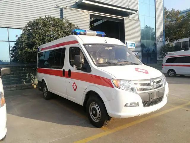 河南一救护车司机边开车边直播被举报,卫健委:停职!