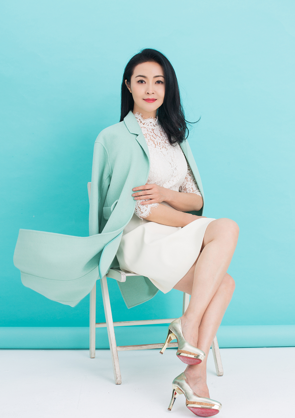 方晓莉能和三木妈妈比美,大衣穿得挺接地气,更适合普通人学习