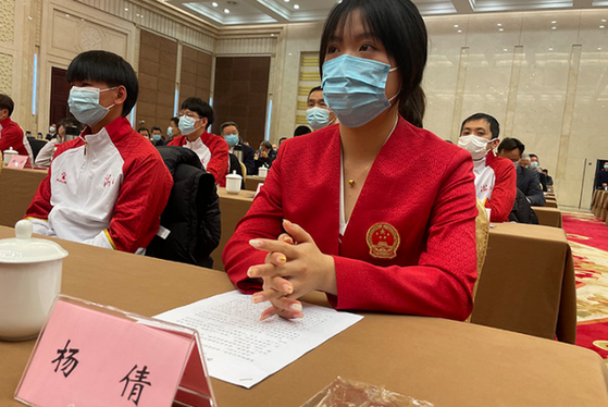 杨倩接受表彰坐第一排c位成家乡名片效仿全红婵种下冠军树
