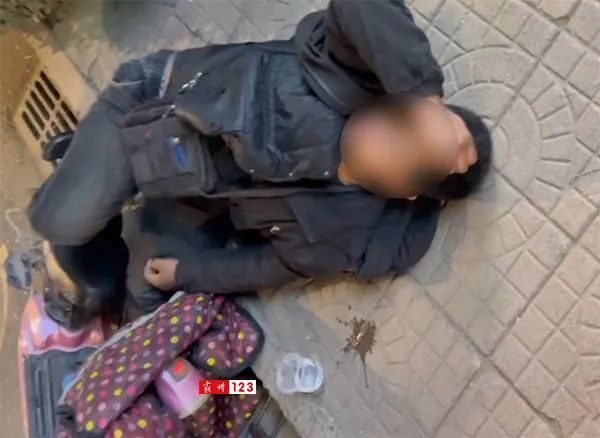 霸州男子路边呕吐不止紧急报警