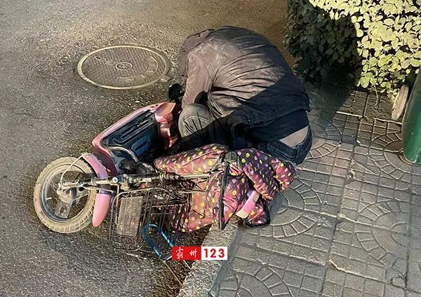 霸州男子路边呕吐不止紧急报警