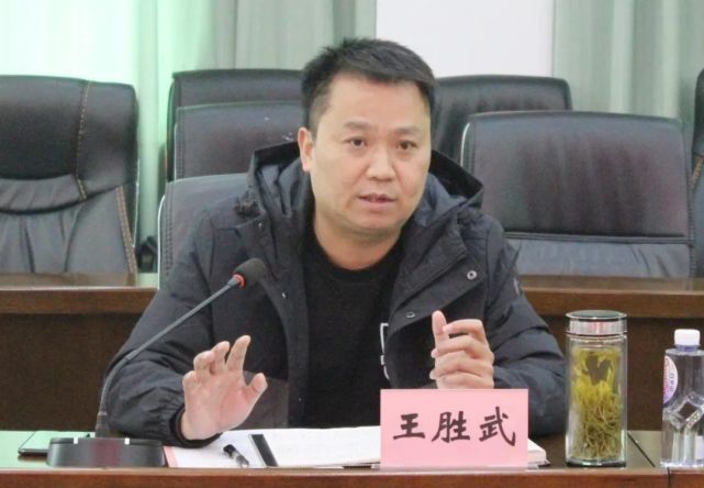 泸溪县检察院党组成员,副检察长王胜武主持会议,第一检察部干警参与