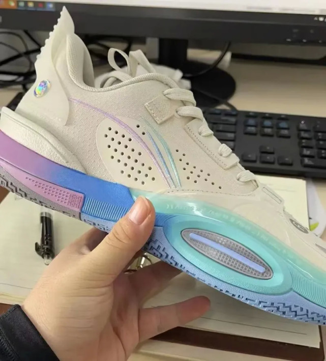 一周球鞋:韦德10代无预警曝光,安踏跑鞋对标绝影?匹克也来凑热闹