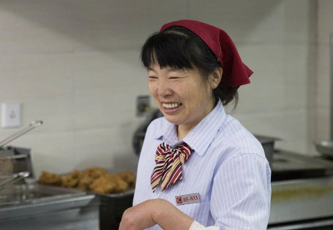 60岁的食堂阿姨,月薪3千,开宝马上下班,食堂主管因嫉妒刁难,得知是