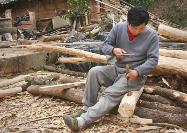 我的大哥是一名木匠,也是我的师父,他的名字叫"胡吹"