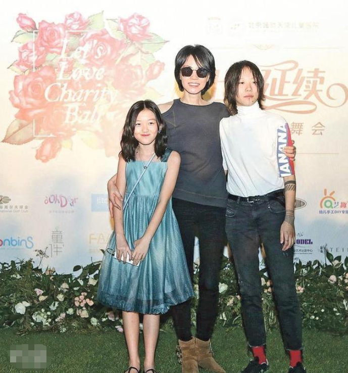 王菲的俩女儿差别有点大虽然都是女孩子但气质感觉真不一样