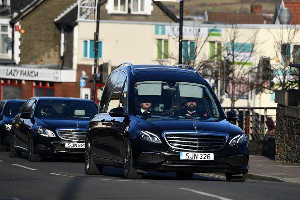 英国10岁男孩被狗咬死葬礼上众多豪车相送父母难以承受