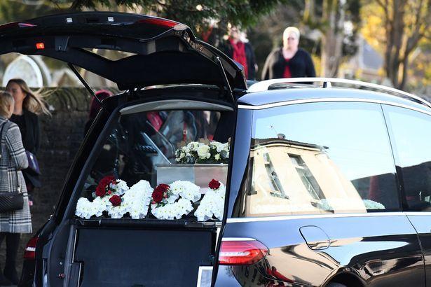 英国10岁男孩被狗咬死葬礼上众多豪车相送父母难以承受