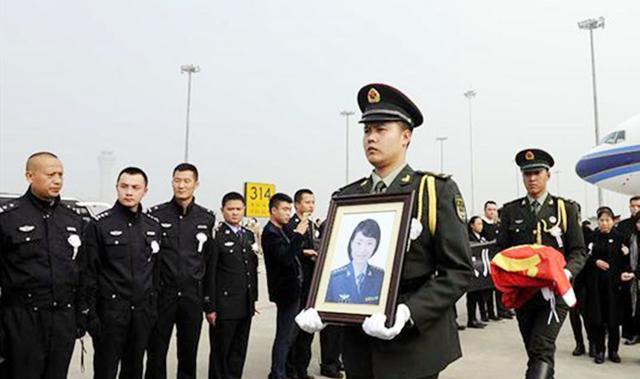 中国首位歼10女飞行员,牺牲时年仅30岁,葬礼当天36万人自发送行