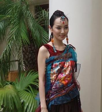 曾经红极一时的"蹦迪神曲"《咚巴拉》就是刚出道时萨顶顶唱的.