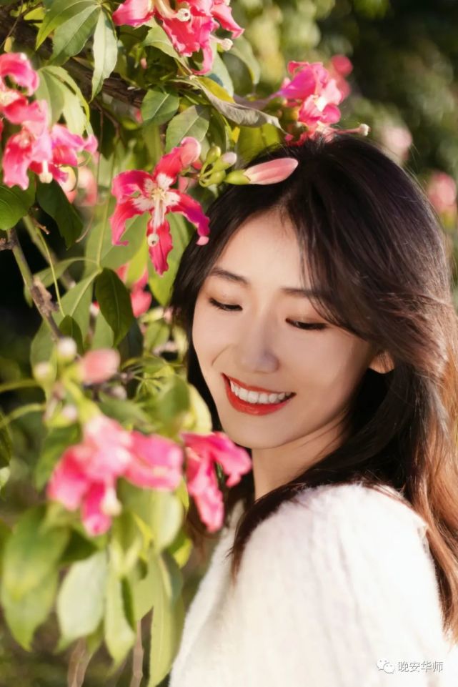 明眸皓齿 清扬婉兮花香伴着光晕旋转少年侧耳甜甜地笑置身暖阳的斑驳