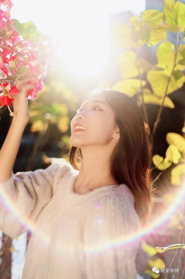 明眸皓齿 清扬婉兮花香伴着光晕旋转少年侧耳甜甜地笑置身暖阳的斑驳