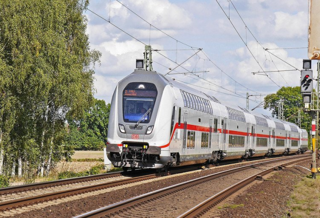 最高时速200公里中国打造首列出口欧洲的列车5个国家有福了