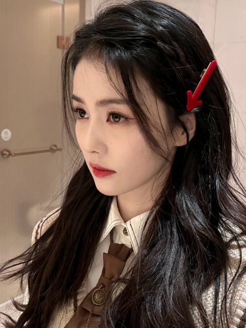 照片中的白鹿身穿浅色学院风制服,长发披肩清新甜美,对镜微笑灵动可爱