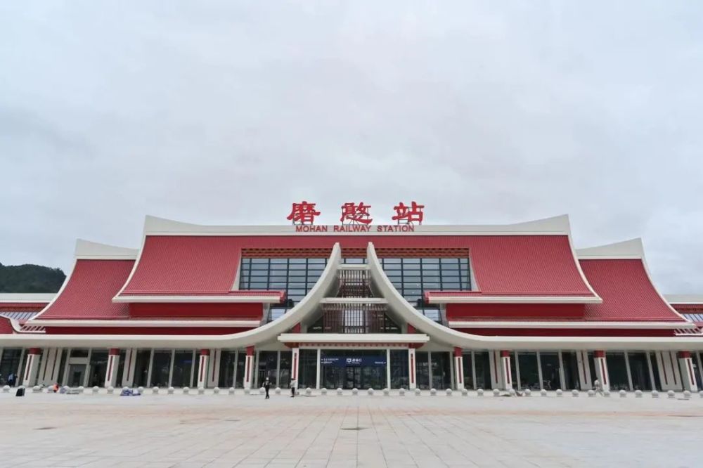 磨憨铁路口岸站与老挝磨丁口岸站仅相距20多公里,是我国通往老挝唯一