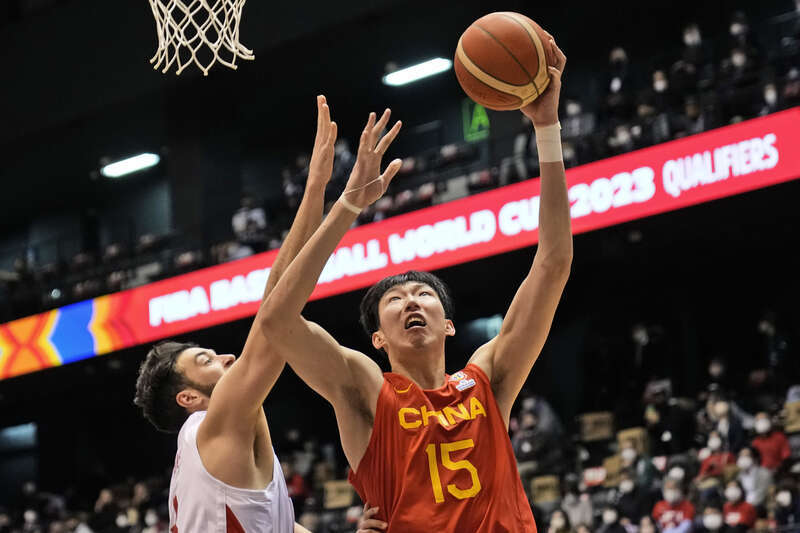 周琦 男篮世界杯：中国男篮大胜日本队 周琦伤退