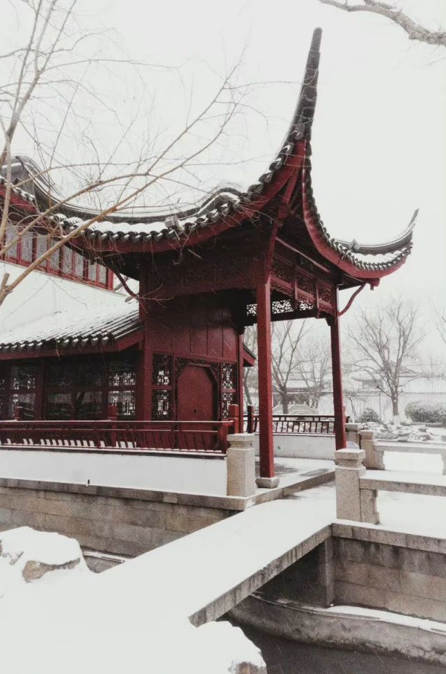 蓬萊殿後花如錦,紫閣階前雪未銷