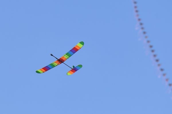 根据盘鹰原理设计出的盘飞机风筝.