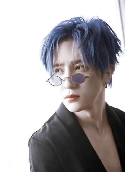 薛之谦蓝色头发造型释出曾承诺自己的歌曲永久免费