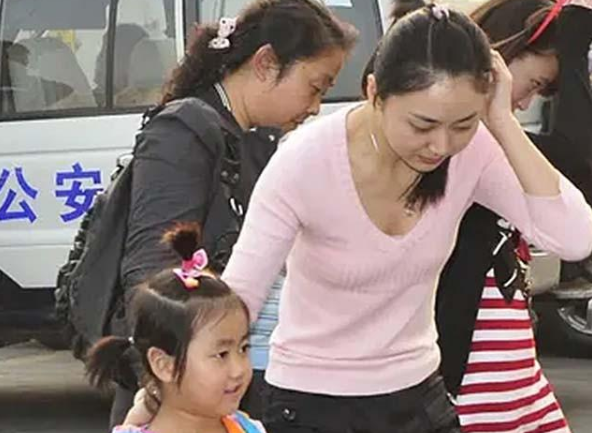 一岁丧父五岁丧母如今16岁的小丛飞过的怎么样了