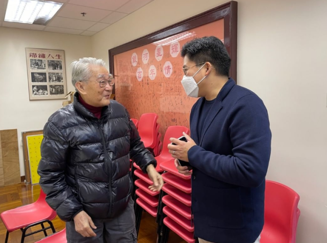 霍启刚拜访影坛老前辈90岁周聪白发苍苍两次手术后罕见露面