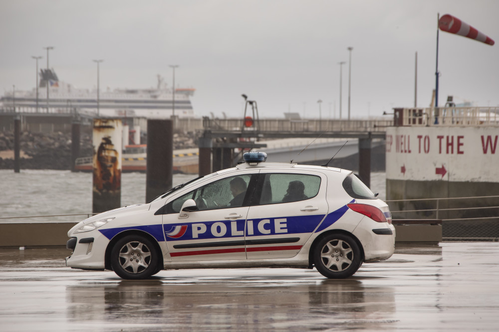 11月26日,警车在法国北部加来港附近巡逻
