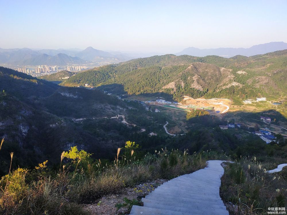 登顶慈利羊角山参观抗日战壕遗址