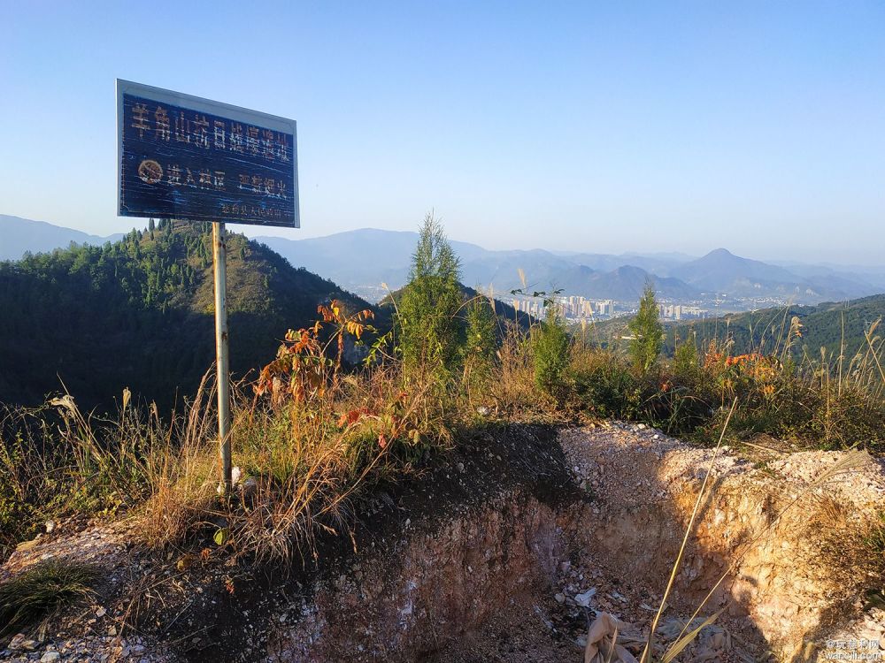 登顶慈利羊角山参观抗日战壕遗址