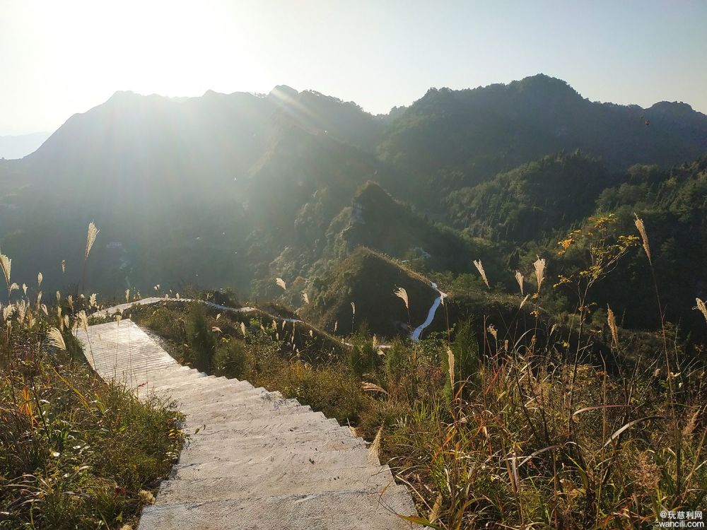 登顶慈利羊角山参观抗日战壕遗址