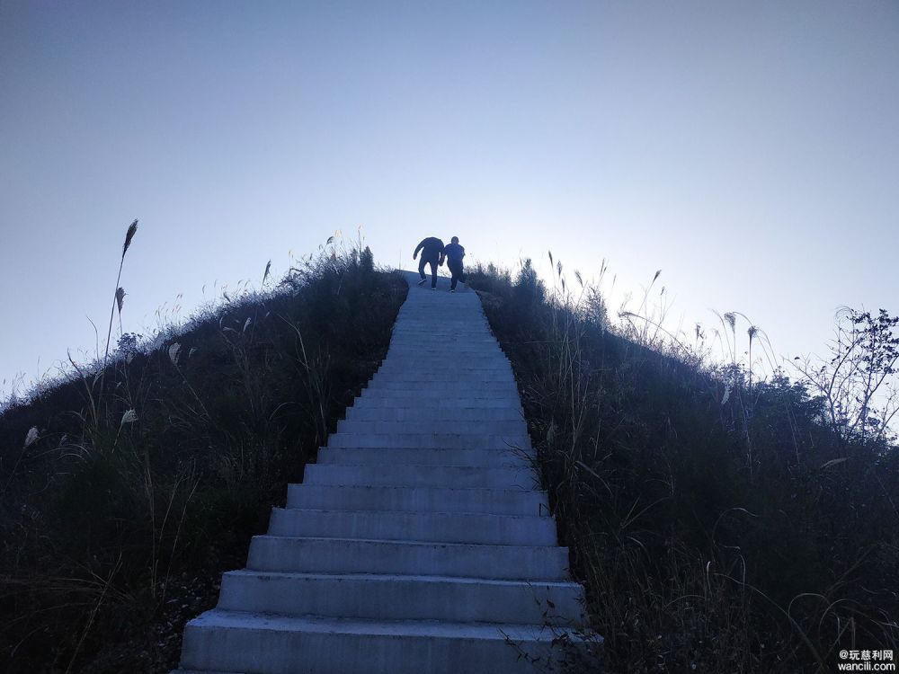 登顶慈利羊角山参观抗日战壕遗址