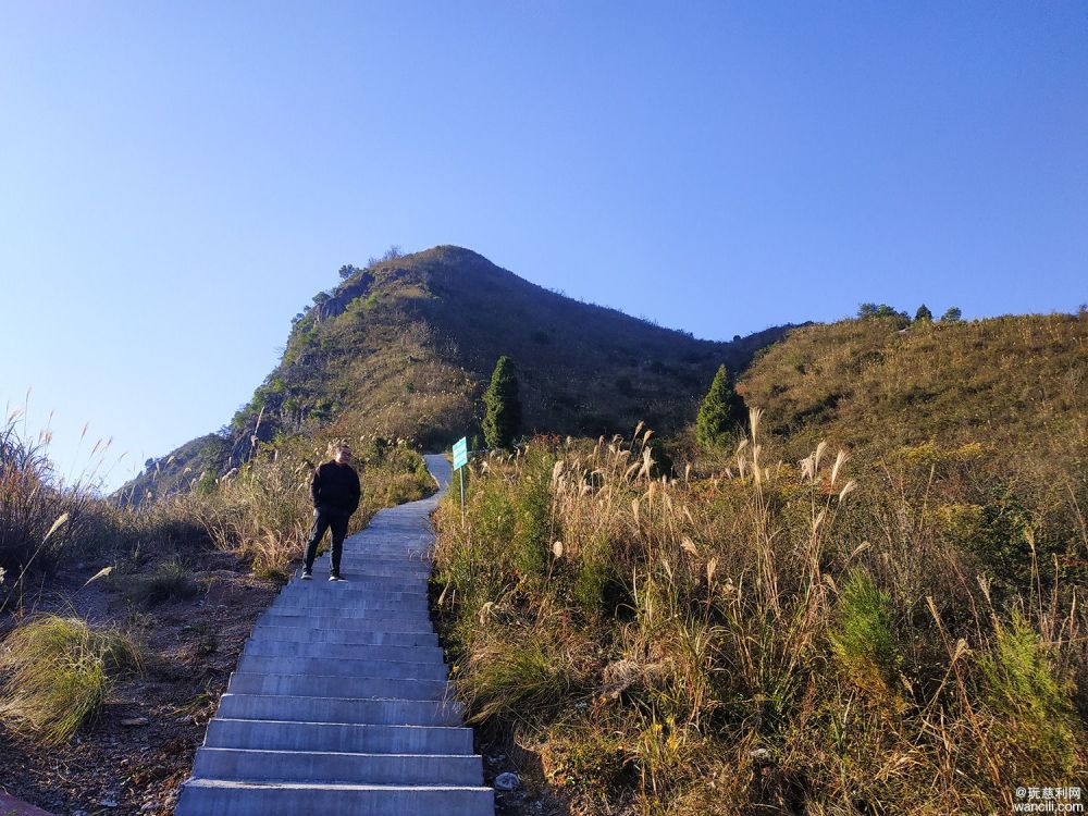 登顶慈利羊角山参观抗日战壕遗址